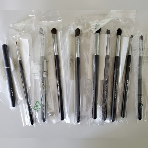 CHANEL MAKEUP BRUSHES FULL SET!!! - Picture 8 of 9